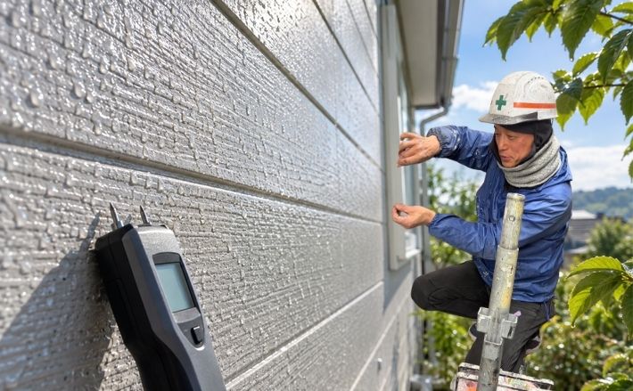 高圧洗浄後は乾燥状態を確認してから塗装へ進む