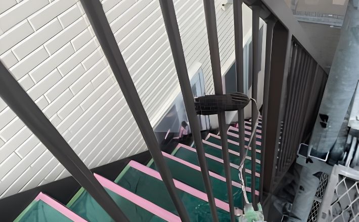 上尾市T様邸では階段のサビをケレンしてから塗装
